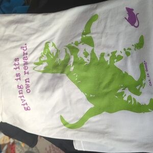Giving is its own Reward cat t-shirt S L new